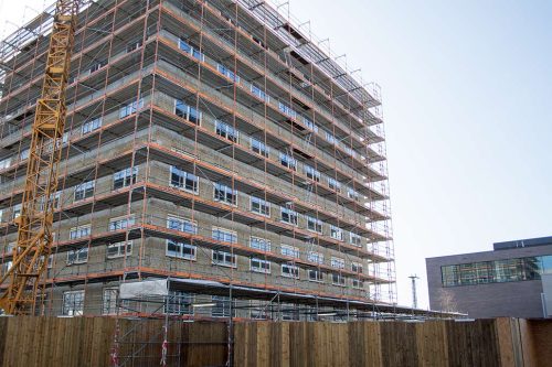 Hochaus mit Gerüstbau
