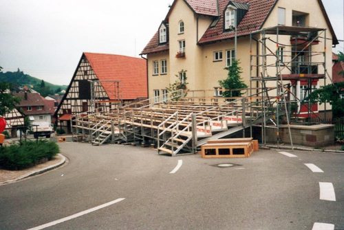 Tribüne auf Straße